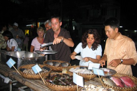 Du khách rất thú vị khi đến Nha Trang ăn hải sản